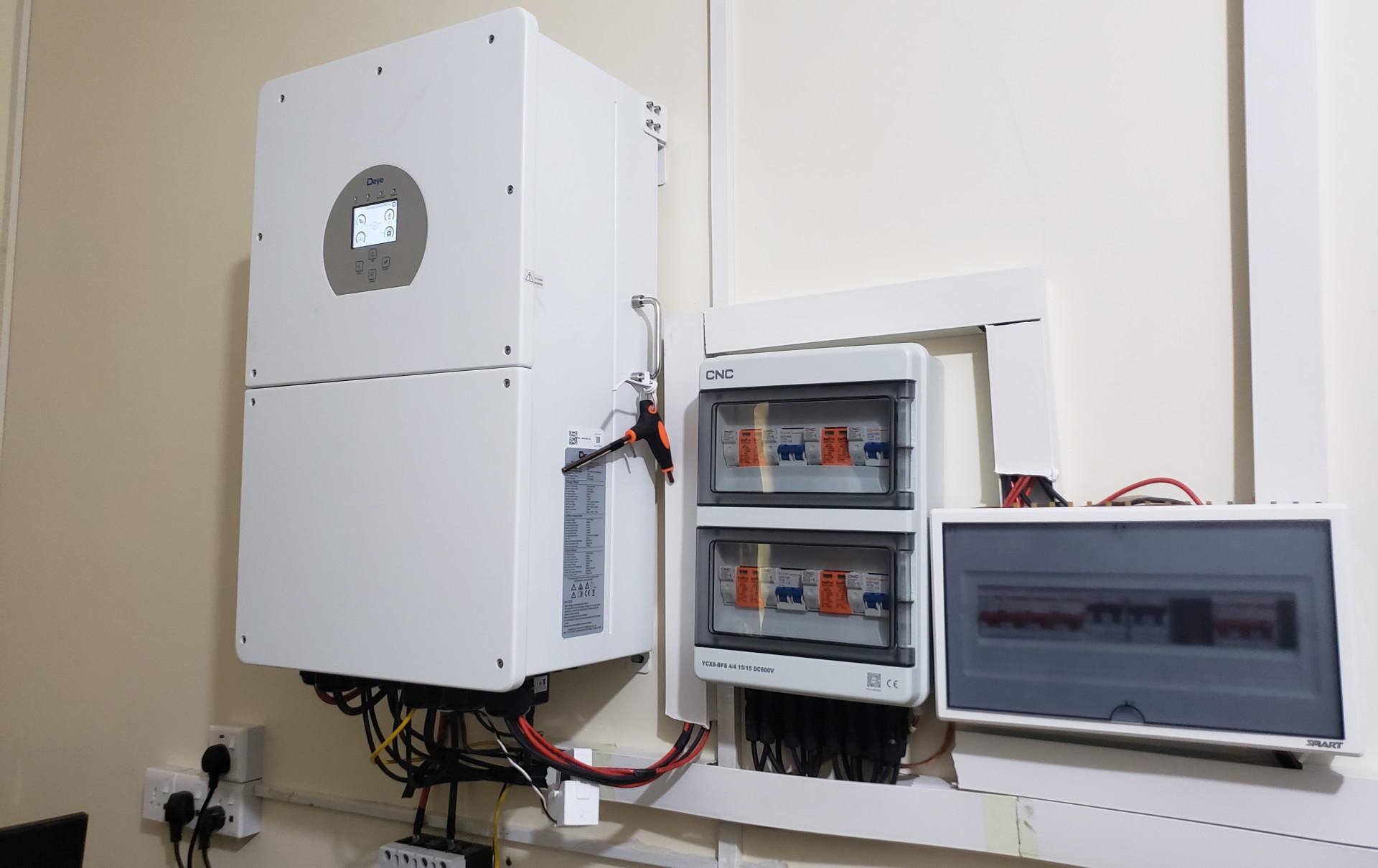 نجاح جديد لمصدر الهندسة: تنفيذ مشروع طاقة شمسية متكامل ببطاريات 30 كيلووات