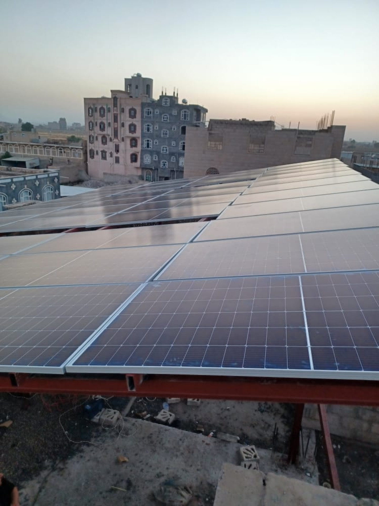 من الشمس إلى الطاحونة: مصدر الهندسة تنفذ مشروع طاقة شمسية لتشغيل مطحنة حبوب بقدرة 22 كيلو وات