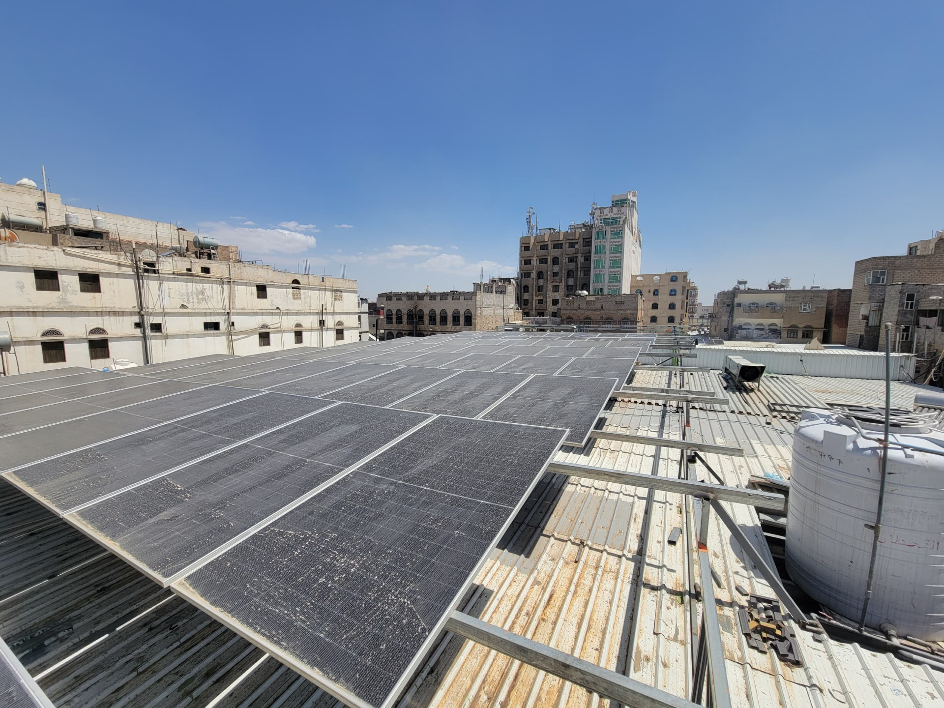 تركيب وتشغيل منظومة طاقة شمسية هجينة بقدرة 50 كيلووات –  صنعاء، اليمن/ العميل: مطعم تاج القيصر