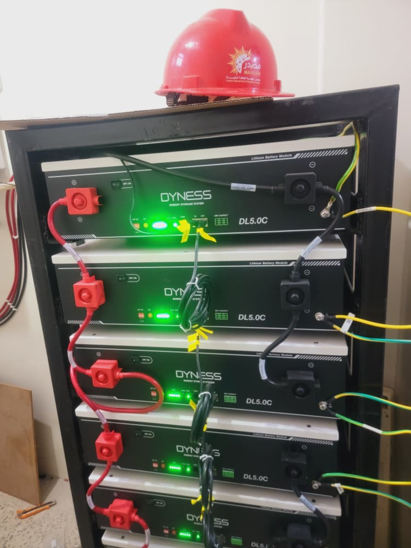 تركيب وتشغيل منظومة هجينة Deye بقدرة 16 كيلووات مع بطاريات رفوف 30 كيلووات ساعة – صنعاء، اليمن / العميل: فندق سما دبي