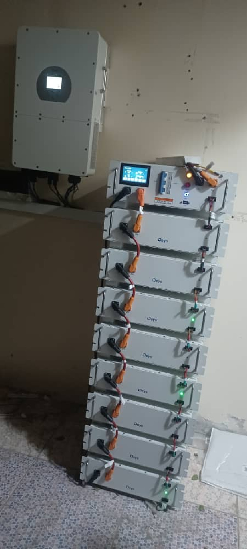 تركيب وتشغيل منظومة هجينة عالية الجهد بقدرة 25 كيلووات مع بطاريات رفوف 40 كيلووات ساعة – ذمار، اليمن العميل: مستشفى با السلامة