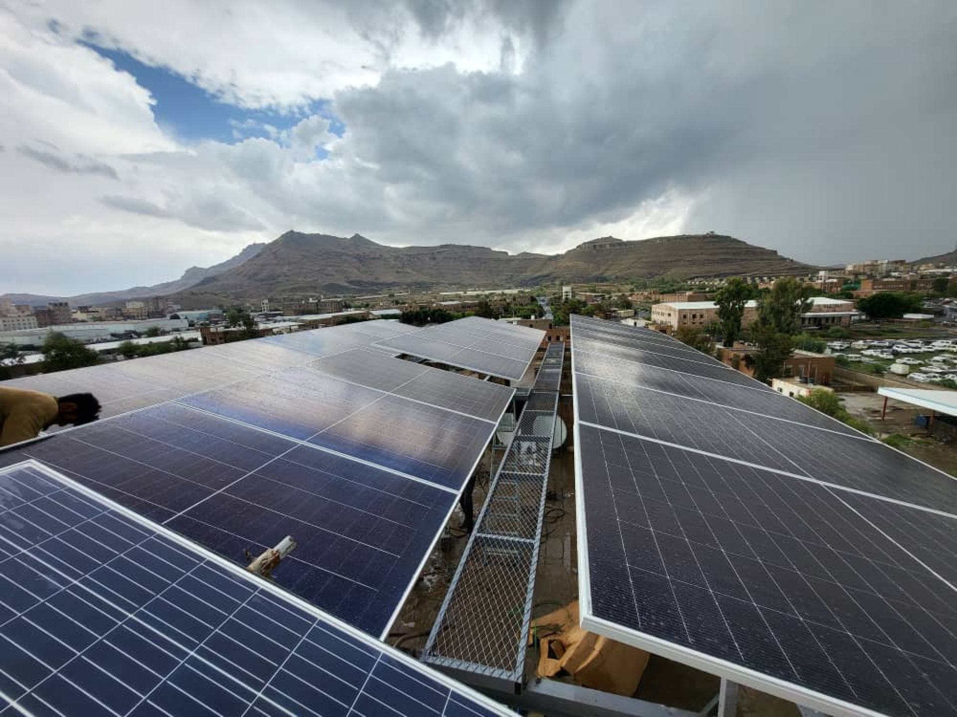 تركيب وتشغيل منظومة هجينة Deye بقدرة 18 كيلووات مع تخزين ليثيوم 20 كيلووات ساعة – شارع تعز، صنعاء، اليمن العميل: مركز د. سحر العودي