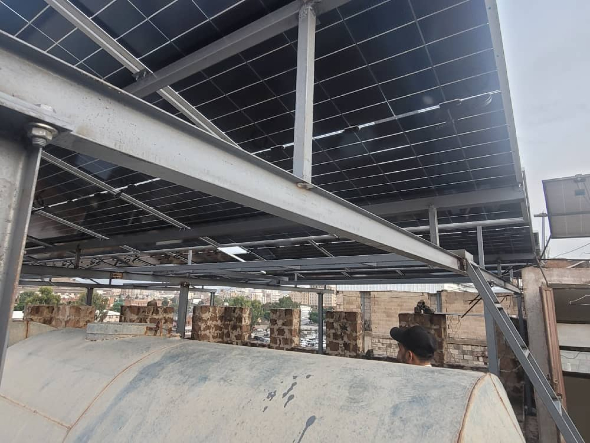 تركيب وتشغيل منظومة هجينة Deye بقدرة 18 كيلووات مع تخزين ليثيوم 20 كيلووات ساعة – شارع تعز، صنعاء، اليمن العميل: مركز د. سحر العودي